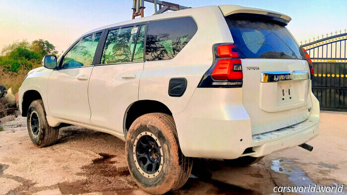 1998 Land Cruiser Jumps 24 Years Ahead | Carscoops